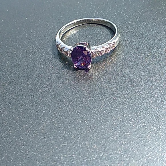 Amethyst and cubic zirconia fashion ring - Picture 5 of 6